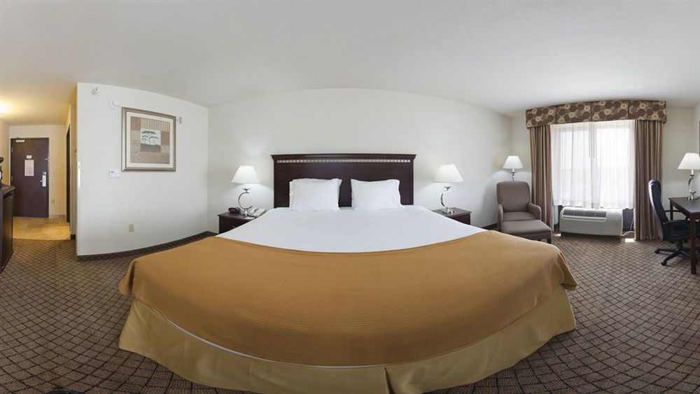 Holiday Inn Express Hotel & Suites Mcpherson, An Ihg Hotel Экстерьер фото